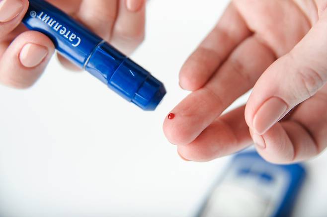 당뇨병 환자가 혈액을 채취해 혈당을 측정하는 모습../pixabay