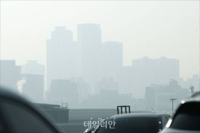 서울 시내가 미세먼지로 뿌옇게 보이고 있다.ⓒ데일리안DB