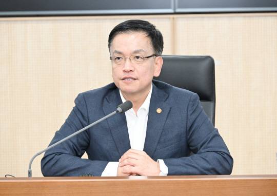 최상목 경제부총리 겸 기획재정부 장관이 8일 정부세종청사에서 열린 '기획재정부 일·가정양립 실천 선언 선포식'에 참석해 인사말을 하고 있다. [기획재정부 제공]