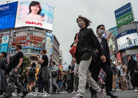 도쿄 시부야 거리에서 시민들이 길을 건너고 있다. 사진=AFP 연합뉴스