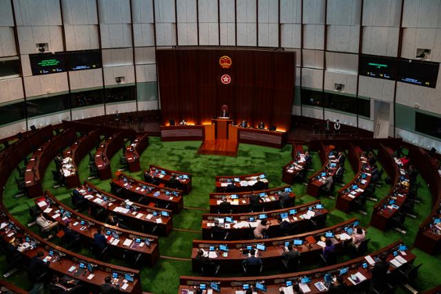 홍콩 입법회의 의원들이 지난 3월 새 국가안보보호법 채택을 앞두고 마지막 논의를 하고 있다. 입법의원들은 당시 만장일치로 반정부 체제에 대한 처벌을 강화하는 새로운 국가보안법을 통과시켰다. 홍콩=AP 뉴시스