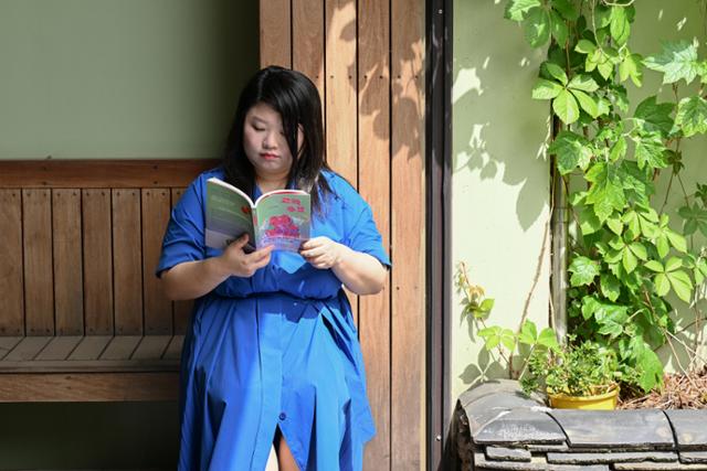 지난달 26일 서울 마포구 창비교육 건물에서 박서련 작가가 자신의 청소년 소설집 '고백루프'를 읽고 있다. 소설집에는 작가가 청소년 시절 쓴 단편소설 두 편이 포함됐다. 정다빈 기자