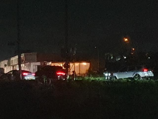 올빼미 활동가들이 철수한 새벽 1시 이후 용주골에 들어가려는 차량들이 줄을 지어 서 있다. 임명수 기자