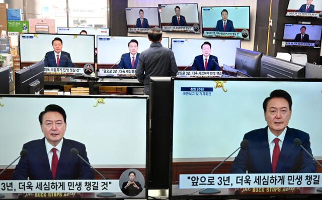 9일 서울 용산구 한 전자상가 TV코너에서 한 시민이 '윤석열 정부 2년 국민보고 및 기자회견'을 시청하고 있다. 박시몬 기자