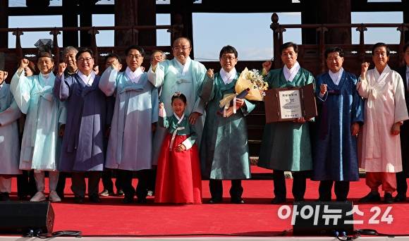 지난 8일 오후 경상남도 밀양시 영남루에서 영남루 국보 승격 기념식 행사가 열리고 있다. [사진=임승제 기자]