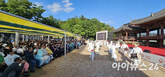 지난 8일 오후 경상남도 밀양시 영남루에서 열린 영남루 국보 승격 기념식 행사에서 국가무형문화재 '밀양 백중놀이' 농악 공연이 열리고 있다. [사진=임승제 기자]