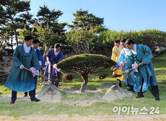 (사진왼쪽부터) 지난 8일 오후 경상남도 밀양시 영남루 국보 승격 기념식 행사가 끝난 뒤 안병구 밀양시장, 허홍 밀양시의장, 장병국·조인종 경남도의원, 최만림 경남도 행정부지사, 최응천 문화재청장이 기념 식수를 하고 있다. [사진=임승제 기자]