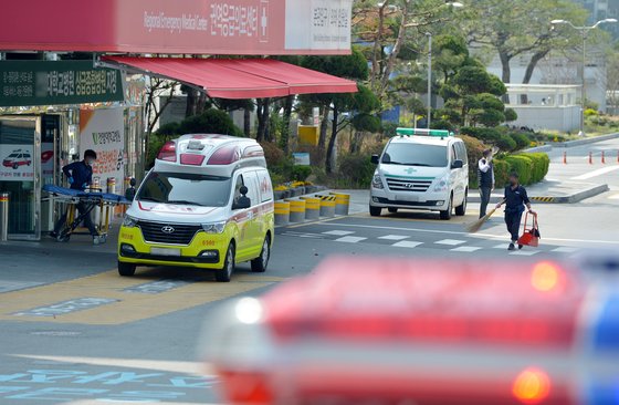 9일 대전의 한 대학병원에 도착한 119구급대원들이 응급환자를 응급실로 급히 이송하고 있다. 프리랜서 김성태