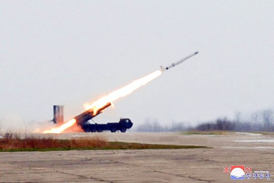 북한은 지난 4월 19일 서해 상에서 전략 순항미사일 '화살-1라-3'형 초대형 전투부(탄두) 위력 시험을 진행했다고 밝혔다. 조선중앙통신=연합뉴스