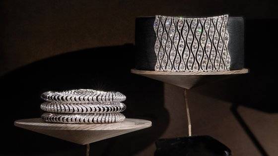 유려한 곡선이 돋보이는 형태의 주얼리들. 왼쪽은 브레이슬릿, 2014, 까르띠에 소장품. 오른쪽은 플래크 드 쿠(초커) 1903, 까르띠에 소장품. 사진 까르띠에