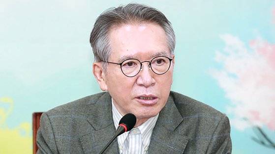 김형오 전 국회의장이 미래통합당  공천관리위원장이던 2020년 3월 13일 국회에서 열린 기자간담회에서 발언하고 있다. 연합뉴스