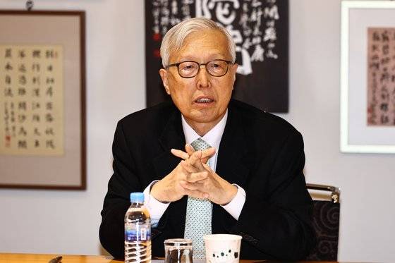 신각수 전 주 일본대사가 2024년 1월 22일 서울 중구 HSBC빌딩에서 열린 한일비전포럼에서 발언하고 있다. 김종호 기자