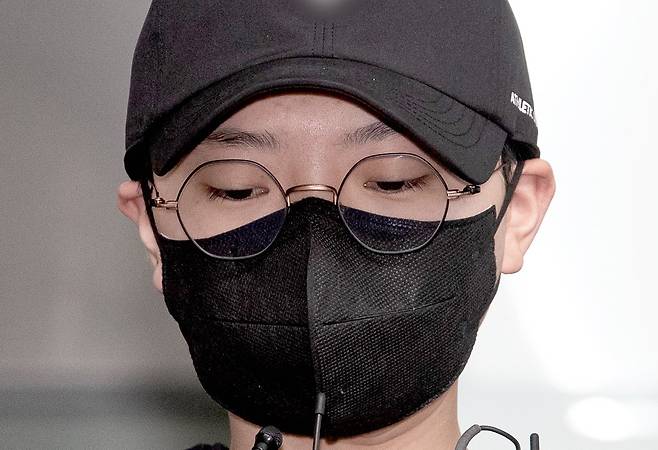 전청조씨가 지난해 11월 10일 서울 송파경찰서에서 검찰로 송치되고 있다. 뉴스1