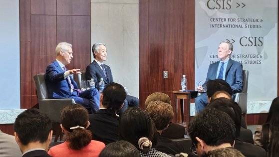 람 이매뉴얼 주일 미국대사는 지난 8일(현지시간) 야마다 시게오(山田重夫) 주미일본대사와 함께 전략국제문제연구소(CSIS)가 주최한 대담에 참여해 “지금까지의 ‘거점 중심’(Hub and Spoke) 동맹 구조는 현 시점에 적합하지 않다”며 “중대 전환 시기를 맞아 ‘격자형(lattice-like) 구조’를 구축하고 있다”고 말했다. 워싱턴=강태화 특파원