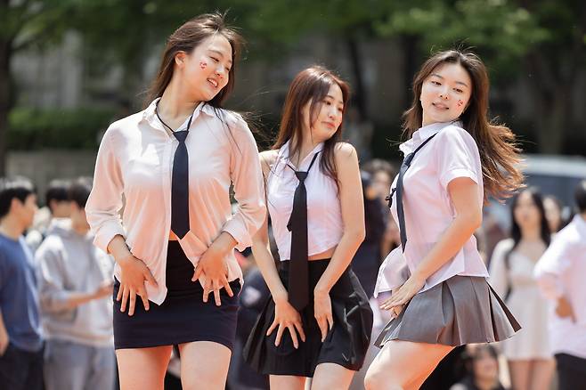 관객들에게 가장 주목 받았던 한국팀 학생들이 K팝에 맞춰 군무를 추고 있다. 전민규 기자