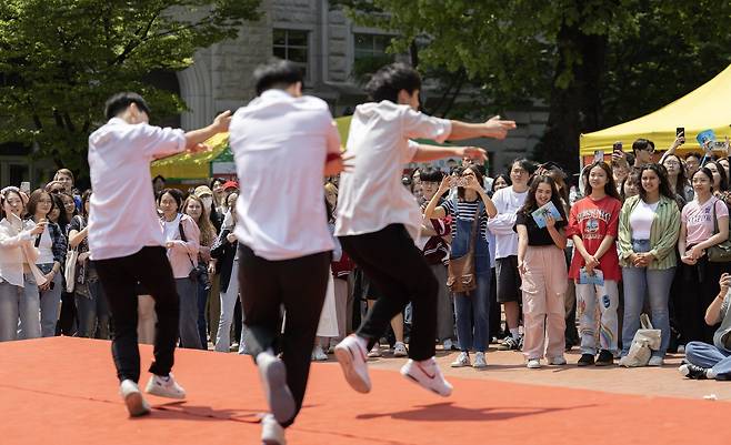 한국팀으로 참여한 고대 정경대 '와이드 아이즈' 댄스팀이 공연하는 모습. 전민규 기자