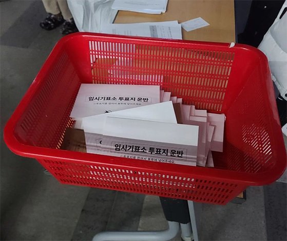 지난 2022년 대선 당시 확진·격리자 투표용지를 플라스틱 소쿠리에 모아놓은 모습. 사진 인스타그램