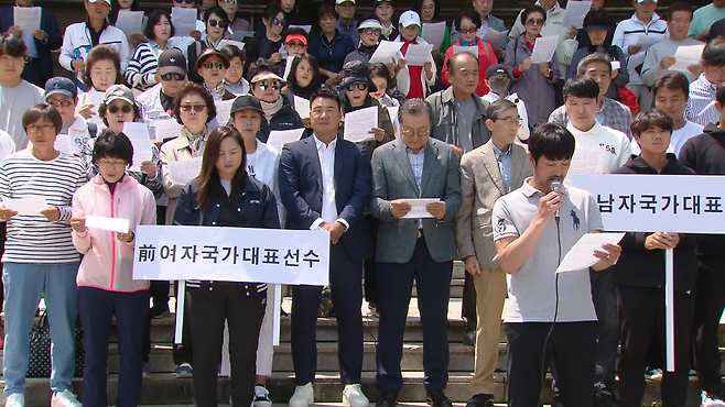 이형택 오리온 감독(가운데) 등 테니스 전현직 국가대표 일동과 테니스 동호인들 40여 명이 올림픽 공원 테니스 센터코트 앞에 모여 테니스협회 관리단체 지정에 반대하는 집회를 열고 있다.