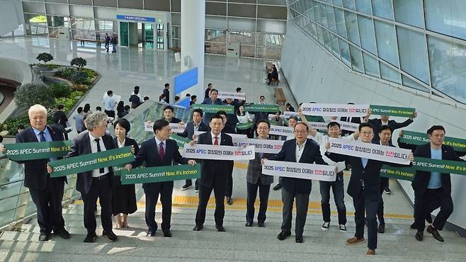 인천상의가 9일 인천공항에서 개최한 2025 APEC 정상회의 인천 유치 한마음 결의대회. 인천상의