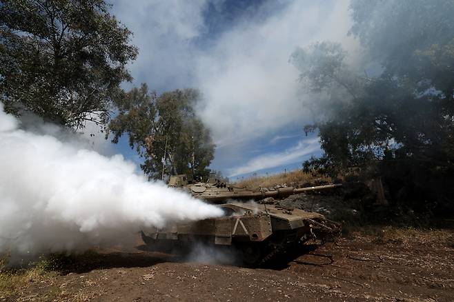 8일(현지시간) 이스라엘 769여단 소속 탱크가 레바논 국경 인근 골란고원에서 군사 훈련을 벌이고 있다. 이날 이스라엘군은 레바논 남부 라미에 지역의 헤즈볼라 거점에 20여차례 공습을 단행했다고 밝혔다. EPA연합뉴스