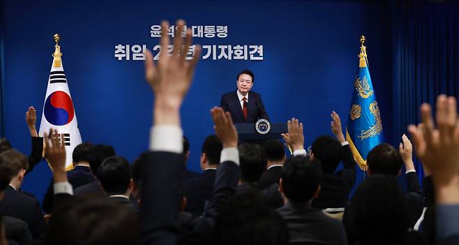 Reporters raise their hands as President Yoon Suk Yeol takes questions during a news conference in Seoul on Thursday. (Yonhap)