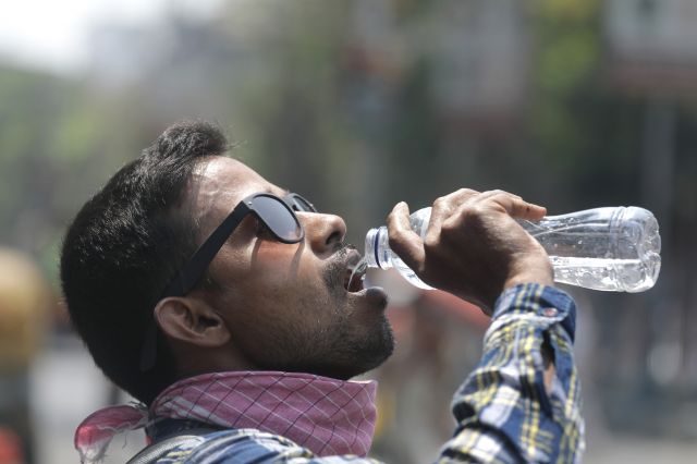 인도 동부 콜카타에서 지난달 30일(현지시간) 한 남성이 생수를 마시며 더위를 식히고 있다. EPA연합뉴스