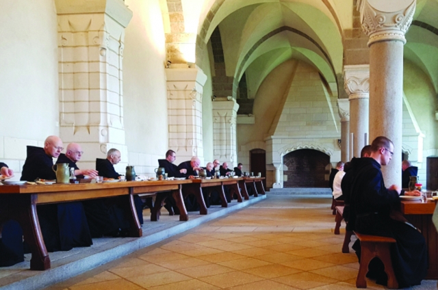 프랑스 솔렘수도원에서 수도승들이 공동 식사를 하고 있다. 이 수도원에서는 식사 시간 내내 성경 강독 소리가 들려온다. 대힌기독교서회 제공