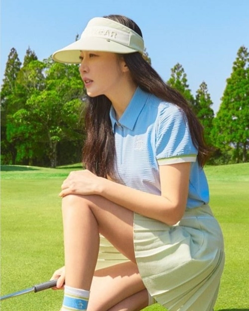 그녀는 하늘색 셔츠와 녹색 스커트, 그리고 녹색 골프 캡을 매치하여 청순한 미모를 뽐냈다. 사진=엄지원 SNS