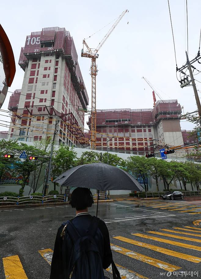 [서울=뉴시스] 권창회 기자 = 15일 오후 서울 시내 아파트 공사 현장 모습. 최근 원자잿값과 인건비 상승 속에 지난달 전국의 민간아파트 분양가가 한달 새 5% 가까이 상승한 것으로 나타났다. 서울의 평당 분양가는 3800만원을 넘어섰다. 2024.04.15. kch0523@newsis.com /사진=권창회