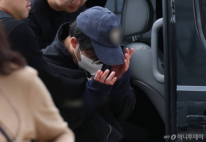 지난 8일 서울 강남역 인근 옥상에서 여자친구를 살해한 혐의를 받는 20대 남성 A씨가 서울 중앙지법에서 열린 구속영장실질심사에 출석하고 있다./사진=뉴스1