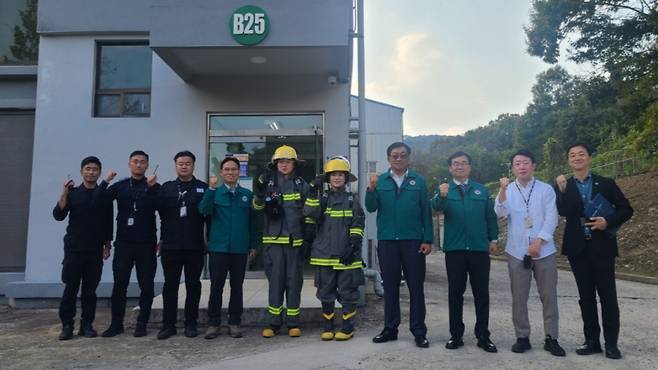 주한규 한국원자력연구원장(오른쪽에서 네번째)이 자체 화재 진압 훈련에 참석하고 있다. /사진=한국원자력연구원