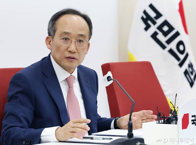 추경호 국민의힘 신임 원내대표가 9일 서울 여의도 국회에서 원내대표 당선 관련 취재진의 질문을 받고 있다. 2024.5.9/사진=뉴스1