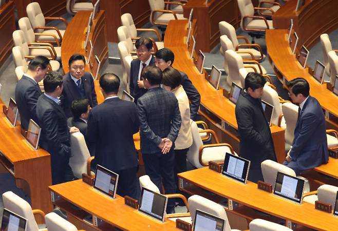 더불어민주당 의원들이 지난 2월20일 서울 여의도 국회 본회의장에서 열린 제413회 국회(임시회) 제2차 본회의에서 대화를 나누고 있다. /사진=뉴스1