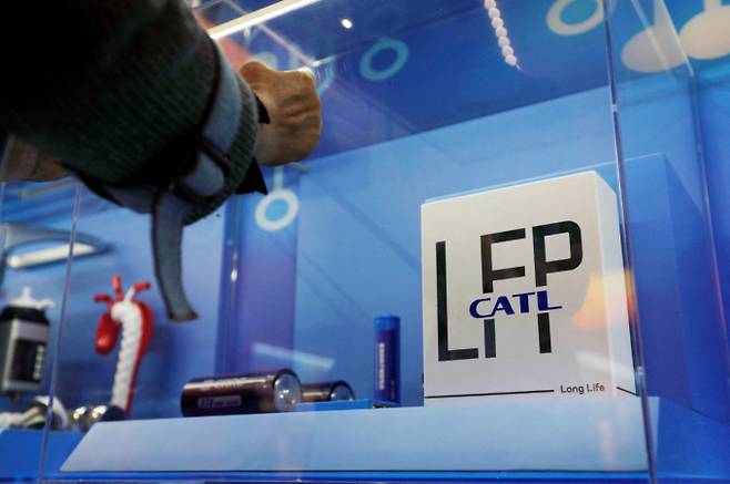중국을 제외한 글로벌 전기차용 배터리 시장점유율이 공개됐다. 사진은 CATL의 리튬인산철(LFP) 배터리. /사진=로이터