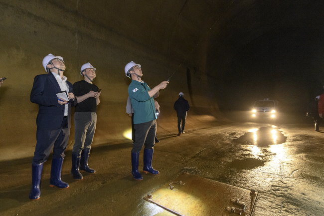 본보 김군찬(왼쪽 두번째) 기자가 8일 오후 서울 양천구 대심도 빗물터널에서 양천구 관계자로부터 터널 내부 관련 설명을 듣고 있다.  양천구청 제공