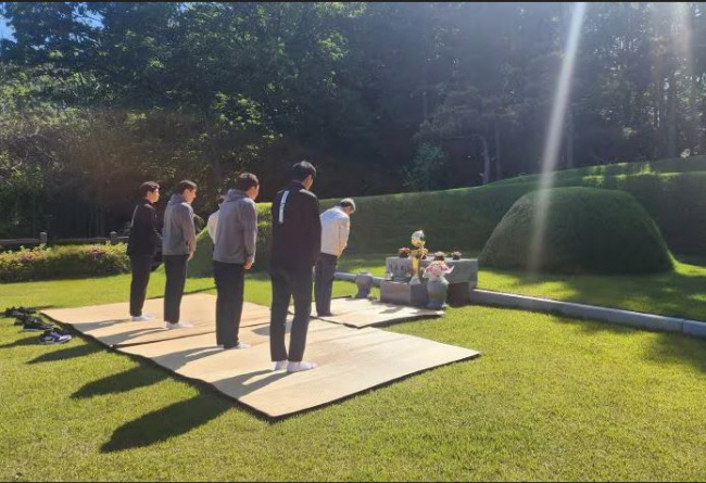 KCC 구단 최형길(묘소 맨 앞) 단장과 전창진 감독 등이 지난 8일 고 정상영 명예회장의 묘소를 방문해 참배를 하고 있다.