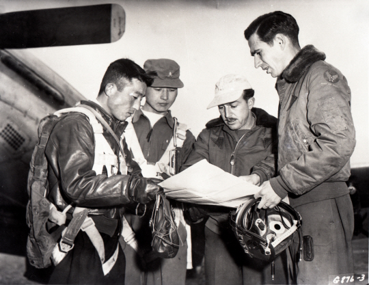 딘 헤스(맨 오른쪽) 대령을 비롯한 한미 조종사들이 전투 출격 임무에 나서기 전 작전지도를 보며 논의하고 있다. 공군 제공