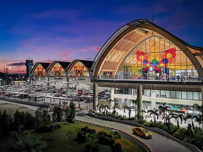 프라스코 장관이 필리핀을 방문한 한국인들을 직접 마중나가 환대한 세부공항은 ‘세계 작은 공항 부문 1위’를 차지했다.
