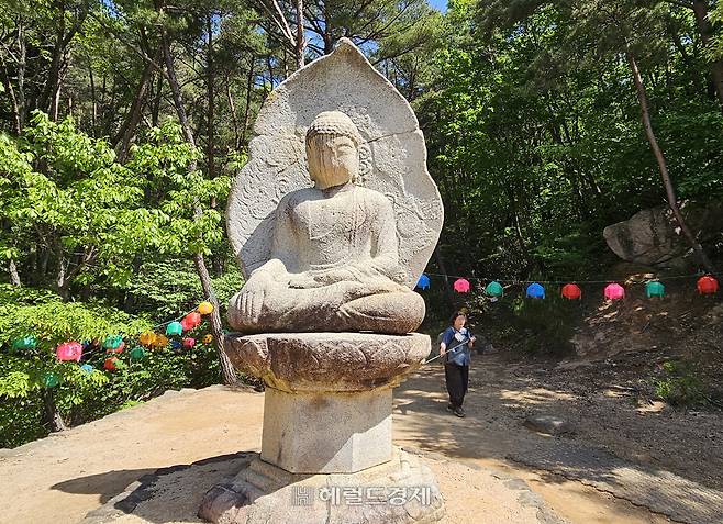 열암곡 마애불 근처에 있는 석불좌상. 조선시대에 머리 부분이 잘려진 채로 방치되다가 2005년 복원됐다.