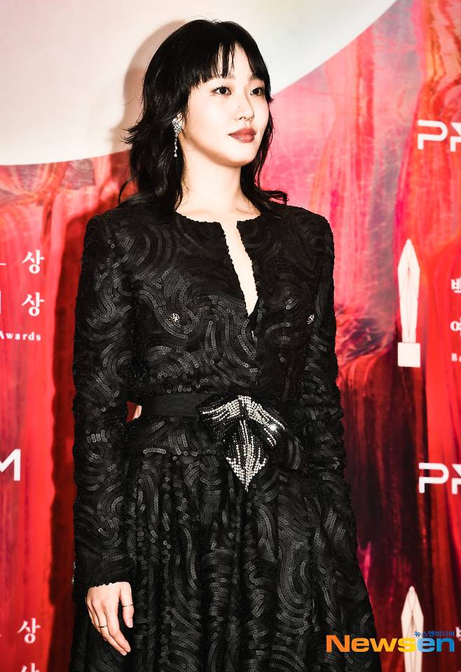 김고은, 미니멀한 블랙 드레스