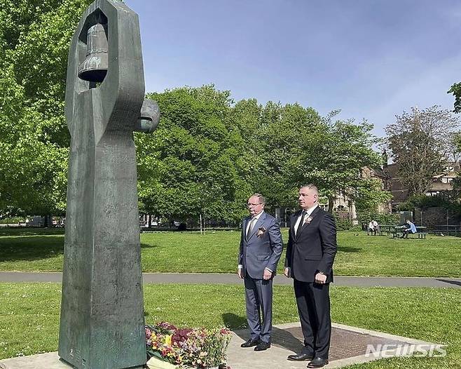 [런던=AP/뉴시스] 막심 엘로빅 대령(오른쪽)과 안드레이 켈린 주영 러시아 대사가 8일(현지시간) 영국 런던 소련전쟁기념관에서 열린 유럽 2차 대전 종전 79주년 기념 헌화식에 참석한 모습.