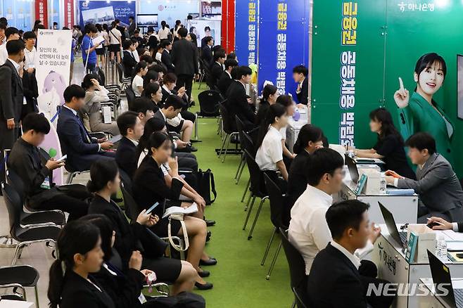 [서울=뉴시스] 황준선 기자 = 23일 오전 서울 동대문구 동대문디자인플라자에서 열린 '2023 금융권 공동채용 박람회'에서 구직자들이 현장면접과 채용 상담을 받기 위해 기다리고 있다. 올해로 7회차를 맞이한 2023 금융권 공동채용 박람회는 이날부터 24일까지 개최되며, 총 64개 금융기관이 참여한다. 2023.08.23. hwang@newsis.com