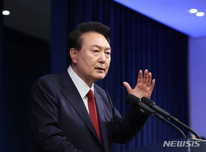 [서울=뉴시스] 조수정 기자 = 윤석열 대통령이 9일 서울 용산 대통령실 청사에서 열린 취임 2주년 기자회견에서 출입기자들의 질문에 답변하고 있다. 2024.05.09. chocrystal@newsis.com