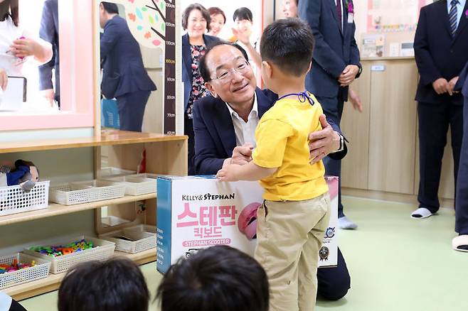 [정읍=뉴시스] 9일 철도공단이 호남선 정읍역에서 ‘키즈레일(Kids Rail)’ 철도 어린이집 개원한 가운데 이성해 철도공단 이사장이 어린이에게 개원 기념품을 전달하고 있다.(사진=국가철도공단 제공) *재판매 및 DB 금지