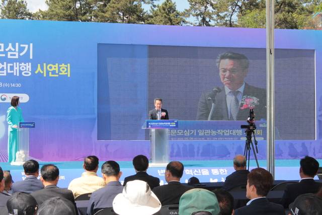 8일 박서홍 농협중앙회 경제지주 대표이사가 ‘드문모심기 일관농작업대행 시연회’에 참석해 드문모심기의 필요성에 대해 설명하고 있다.