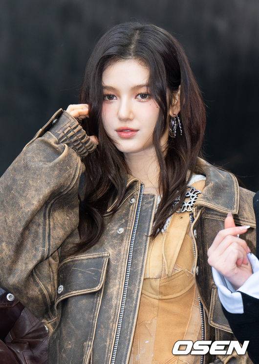 [OSEN=김성락 기자] 1일 오후 서울 중구 동대문디자인플라자에서 서울 2024 F/W 서울패션위크가 열렸다. 2024 F/W 서울패션위크는 동대문디자인플라자(DDP)와 성수 에스팩토리에서 5일까지 열린다. 뉴진스 다니엘이 취재진을 향해 포즈를 취하고 있다. 2024.02.01 / ksl0919@osen.co.kr