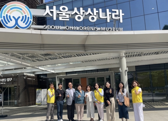 지난 2일 서울상상나라를 현장 방문한 김영옥 의원(오른쪽에서 네 번째)