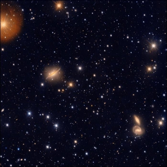 ESO 510-G13. 바다뱀자리 방향으로 1억 5천만 광년 떨어진 기묘한 렌즈형 은하. 출처=NAF/VST