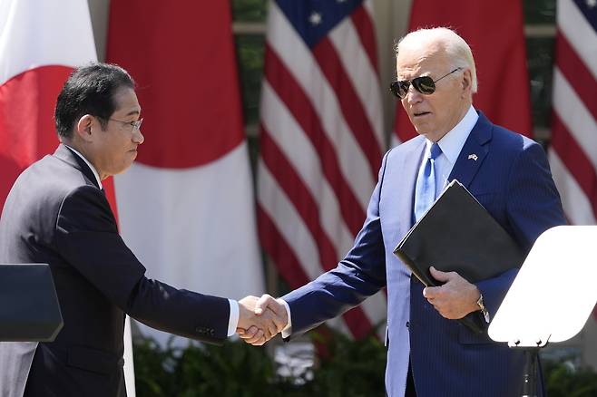 4월11일 조 바이든 미국 대통령과 기시다 후미오 일본 총리가 미국 워싱턴 백악관에서 악수를 하고 있다.ⓒAP Photo