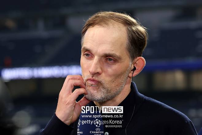 ▲ 투헬 감독은 9일(한국시간) 스페인 마드리드 산티아고 베르나베우에서 열린 2023-24 UEFA 챔피언스리그 4강 2차전에서 레알 마드리드에 1-2로 역전 패배 후 인터뷰에서 "정말 고통스럽다. 받아들이기 힘들지만 현실"이라면서 "노이어는 엄청난 선방들을 해줬지만 100년 동안 하지 않을 실수를 저질렀다"라고 말했다. 아쉬운 점이 있다면 과감하게 자신의 의견을 말하는 지도자다. 레알 마드리드와 4강 1차전에서 김민재가 불안한 수비로 2실점을 하자 공개적인 자리에서 "욕심이 과했다"고 지적했다. 후에 "늘 우리의 지적을 받을 것이다. 김민재에게 손가락질하고 희생양을 삼는 건 옳지 못하다"라고 감쌌지만 경기 직후엔 불편한 심기를 여과없이 드러냈다. 노이어는 엄청난 선방을 했지만 한 번의 실수로 모든 게 무너졌다. 영국 매체 '데일리 메일'도 "노이어의 충격적인 실수로 바이에른 뮌헨이 실점했다"라고 지적했고, 영국 공영방송 'BBC'는 "노이어는 한 번의 실수를 하기 전 엄청난 세이브를 했다"라고 평가했다